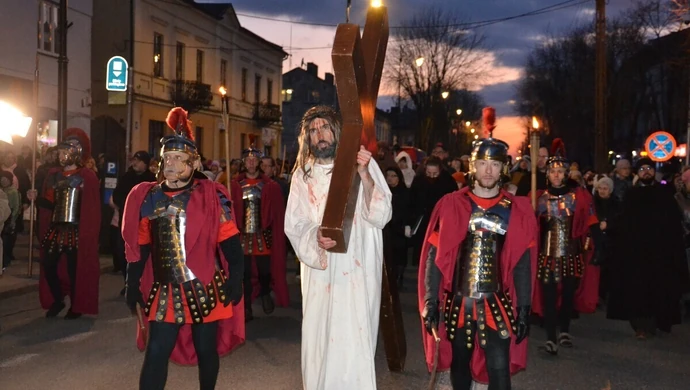 Misterium na ulicach Piotrkowa [ZDJĘCIA]