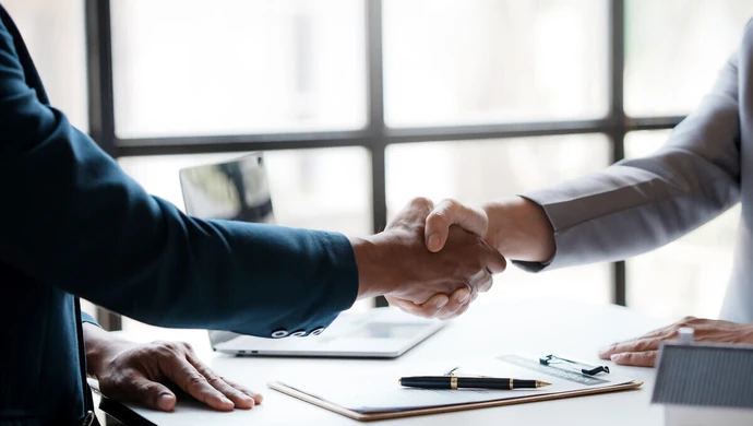 Nie tylko firmy kurierskie &#8211; gdzie znajdzie zatrudnienie agent celny?