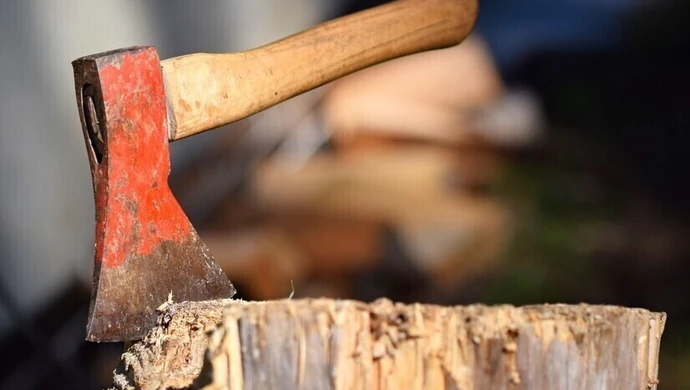 Awantura seniorów zakończyła się użyciem siekiery