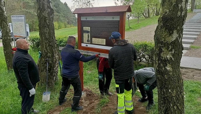 Edukacyjne tablice u stóp Gór Borowskich