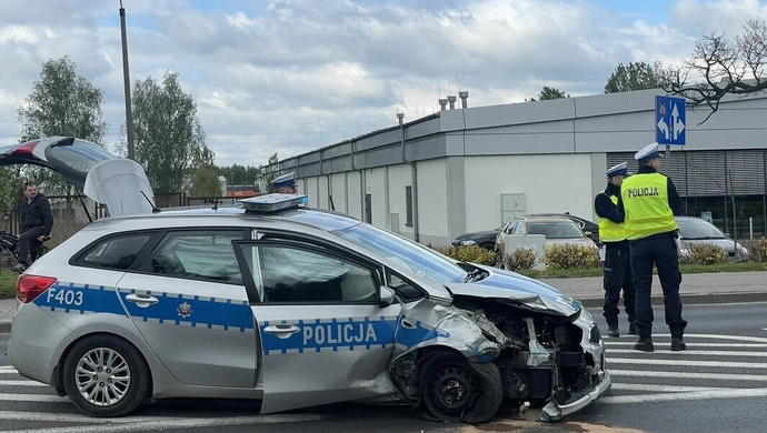 Groźne zdarzenie drogowe z udziałem radiowozu