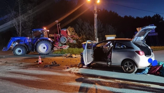 Groźne zderzenie opla i ciągnika (ZDJĘCIA)