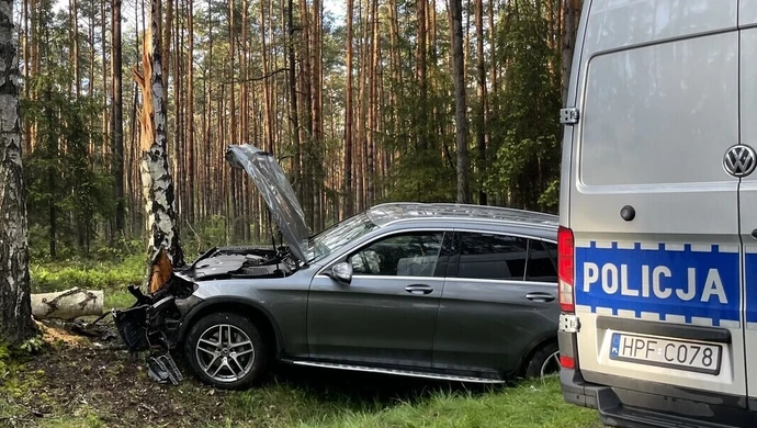 Wypadła z zakrętu na trasie Piotrków - Koło (ZDJĘCIA)