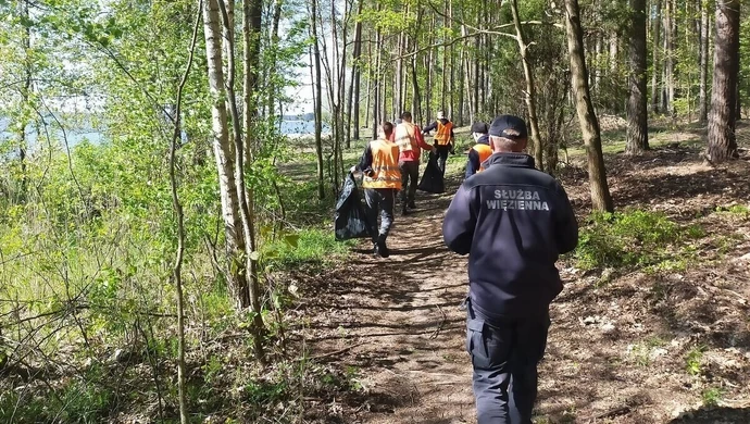 Więźniowie sprzątali las