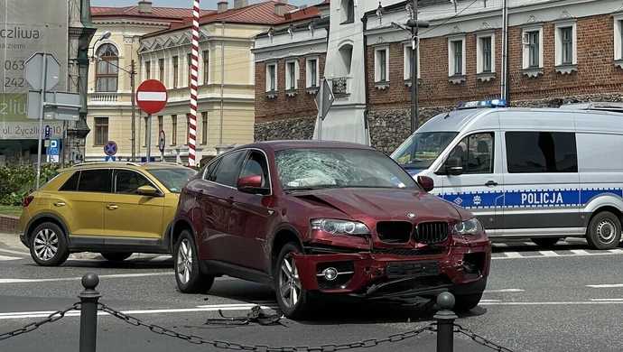 Groźne zderzenie BMW i fiata. Utrudnienia na Słowackiego (ZDJĘCIA)