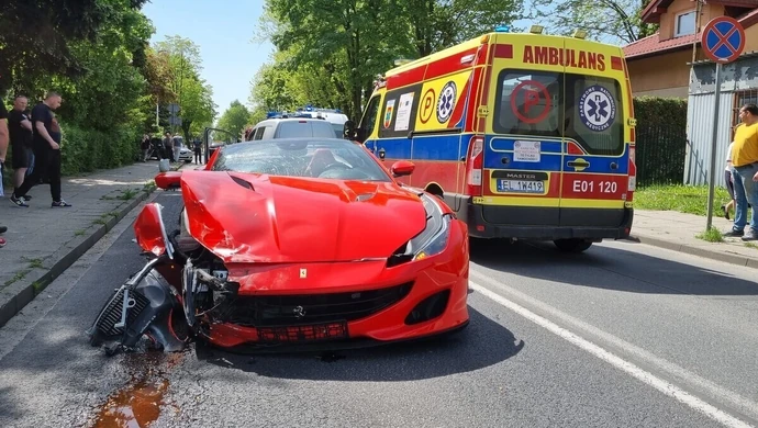 Rozbite ferrari na Wyzwolenia [ZDJĘCIA]