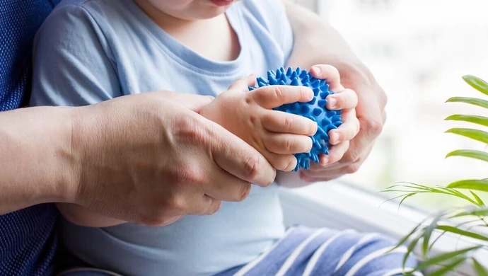Czym są zabawki sensoryczne dla niemowląt i jak wpływają na rozwój dziecka?