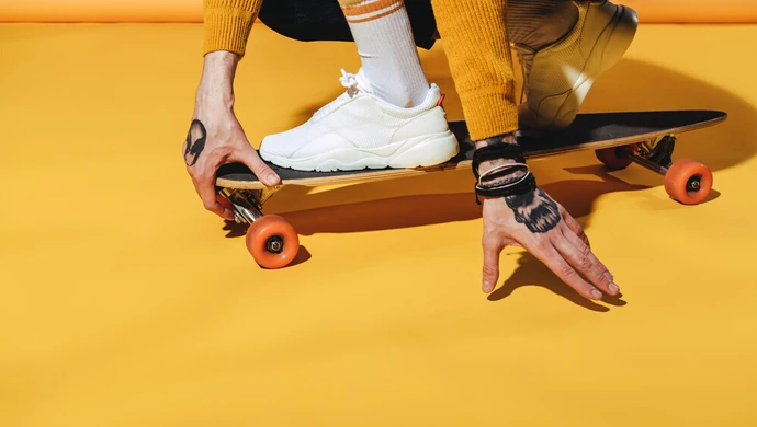 Z boiska na imprezę, czyli jak nosić męskie buty sportowe na co dzień?