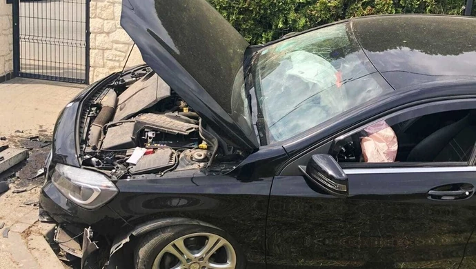 Chwila nieuwagi i... samochód w rowie