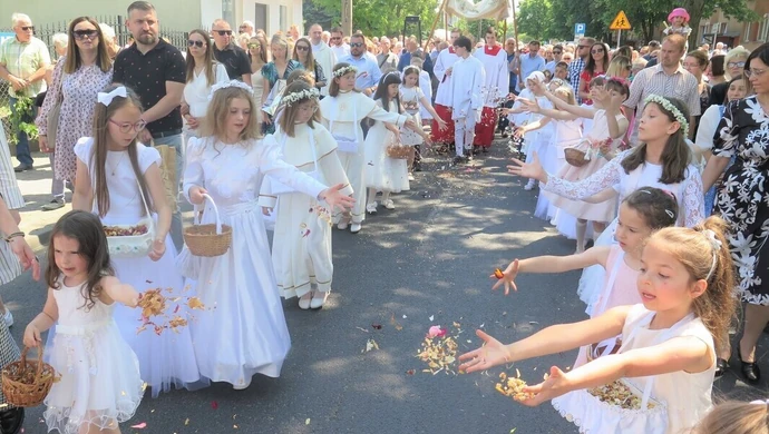Procesja Bożego Ciała na ulicach Piotrkowa