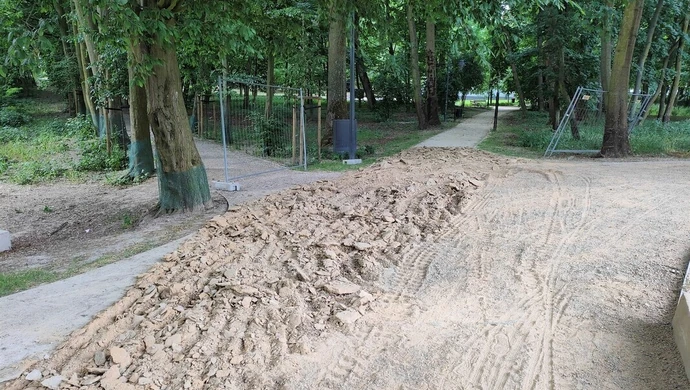 Nowe alejki w parku Belzackim do wymiany