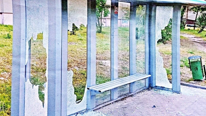 Zniszczył samochód i wiatę przystankową