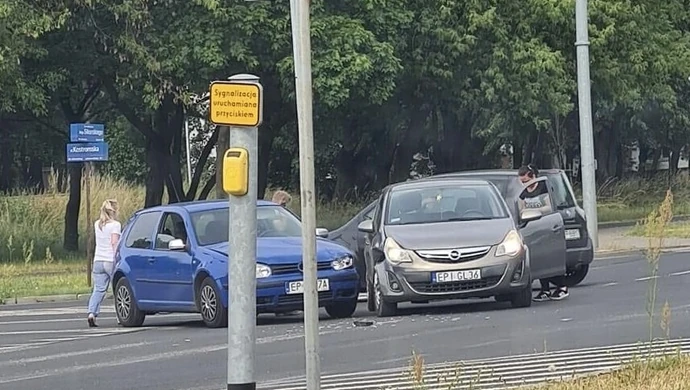 Zderzenie dwóch osobówek na skrzyżowaniu przy Lidlu
