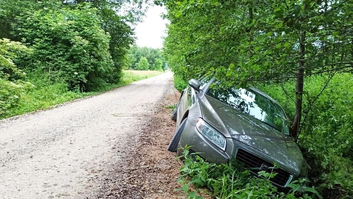 Pijany kierowca znaleziony w rowie