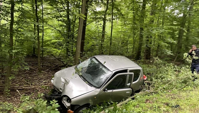 Samochód na drzewie, kierowcy brak