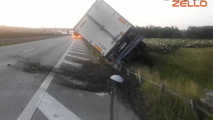 Przewrócony tir na S8