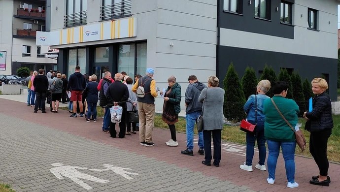 Za czym kolejka ta stoi?