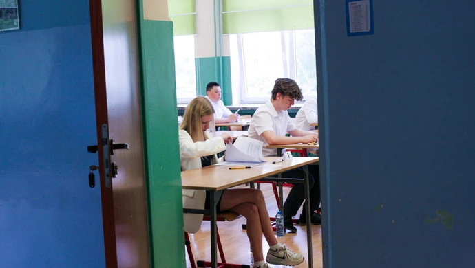CKE: ósmoklasiści zdobyli średnio 66% punktów z polskiego i 53% z matematyki
