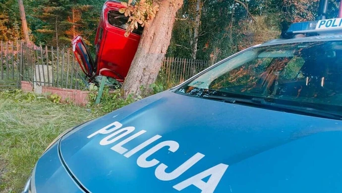 Rozpędzony uderzył w drzewo. 47-latek nie przeżył wypadku