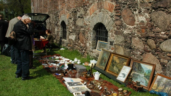 Kolejna giełda staroci przy Zamku Królewskim