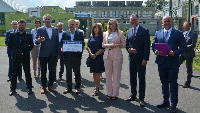 Czeki wręczone. Czas na budowę hal