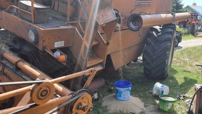 Mężczyzna przygnieciony przez kombajn