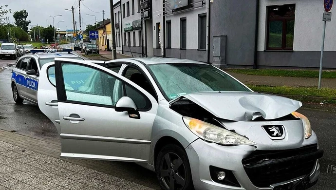 Kierowcy skończyli podróż na słupach