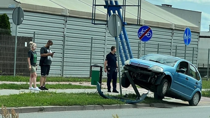 Citroen "zawisł" na słupku