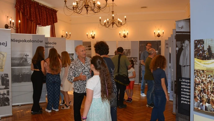 &#8222;W imię godności. Kolbe&#8221; &#8211; wystawa zwiastująca spektakl w piotrkowskim MOK-u