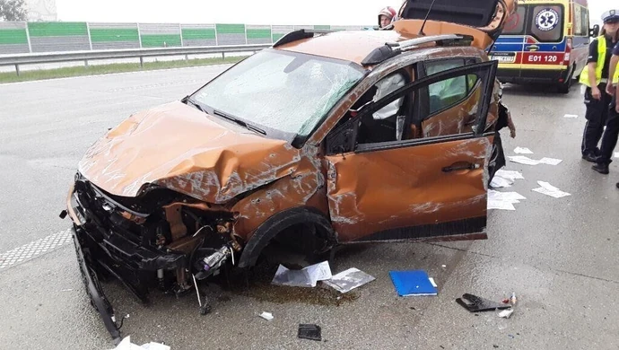 Osobówka uderzyła w bariery na A1