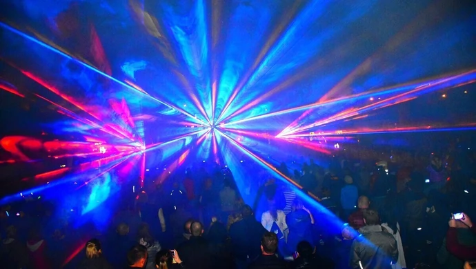 Pokaz laserowy przed mediateką