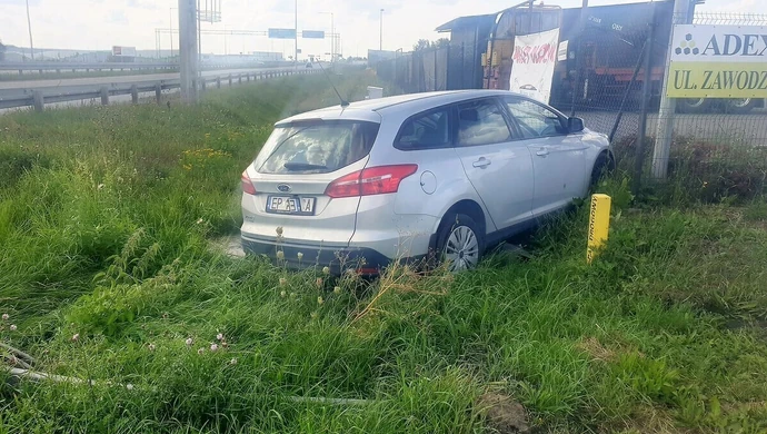 Staranował bariery i uderzył w ogrodzenie