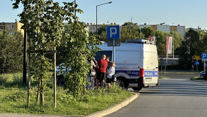 Zderzenie osobówki i rowerzysty przy skate parku