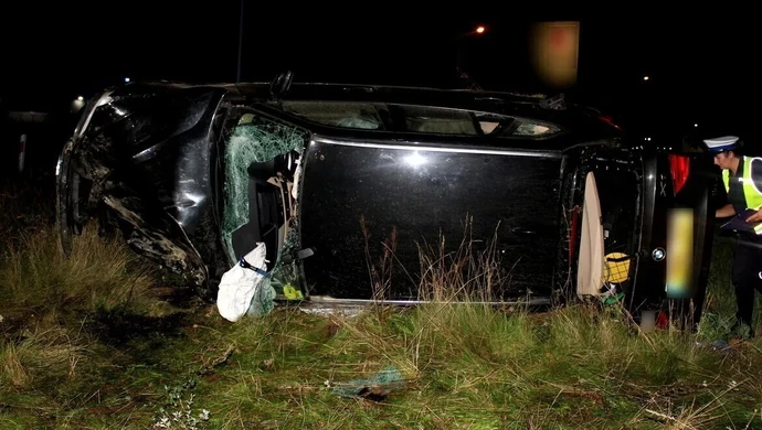 Przeleciał nad rondem i dachował (AKTUALIZACJA)