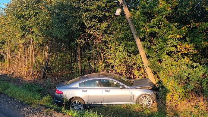 Samochód osobowy uderzył w słup energetyczny