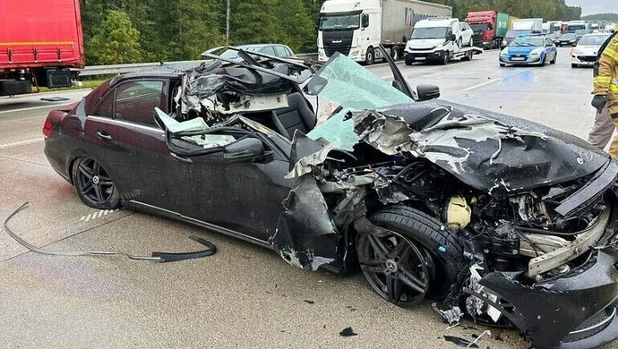 Mercedes uderzył w ciężarówkę