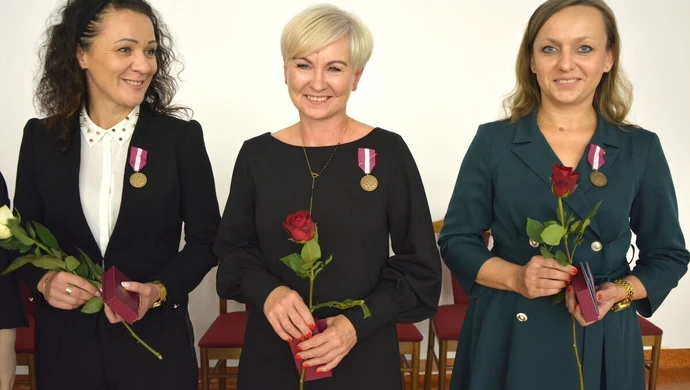 Nauczyciele otrzymali odznaczenia w Akademii Piotrkowskiej