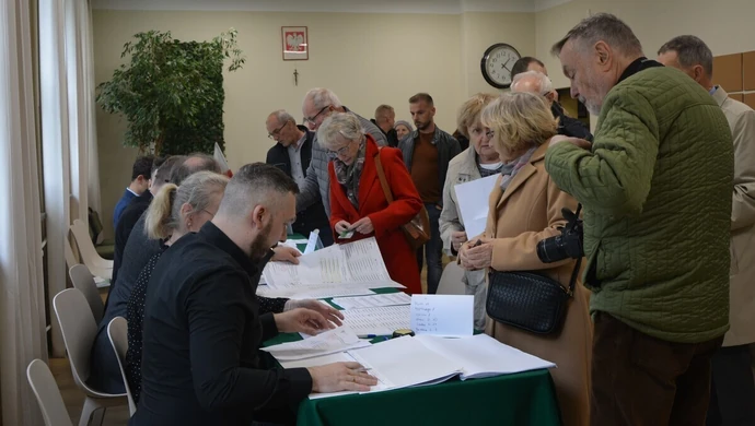 Piotrkowianie ruszyli do urn (ZDJĘCIA)