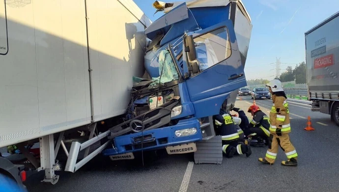 Zderzenie ciężarówek na autostradzie