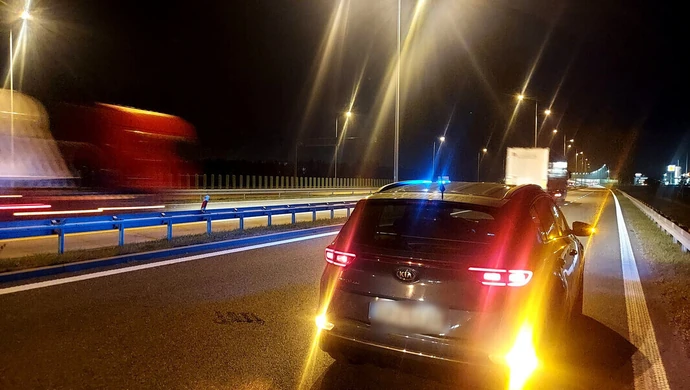 Chciał skoczyć pod koła ciężarówki. Interweniowali policjanci