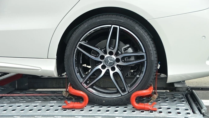 Gdzie szukać pomocy po wypadku lub awarii opony?