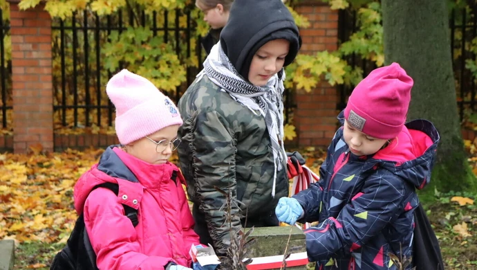 Harcerze posprzątali mogiły żołnierzy