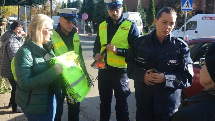 Policjanci rozdali odblaski