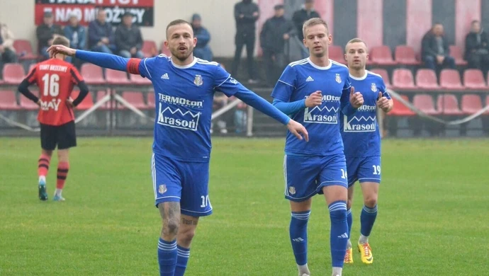 Polonia tuż za liderem