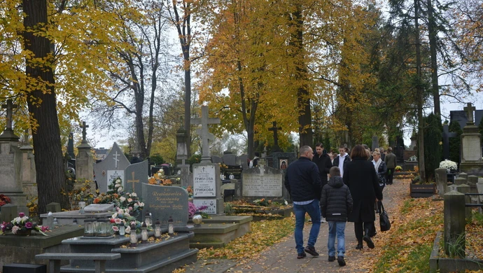 Z wizytą na grobach bliskich - fotorelacja