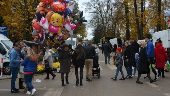 Ruch przy cmentarzach wciąż ograniczony
