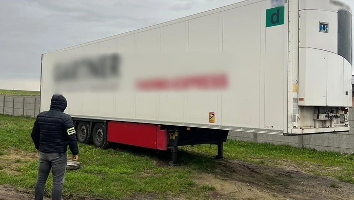 Skradziona w Niemczech naczepa znaleziona w powiecie piotrkowskim