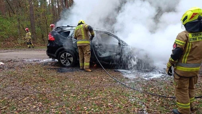 Pożar osobówki w lesie