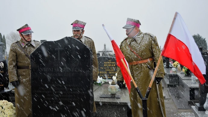 Dwie mogiły dla bohaterów sprzed lat