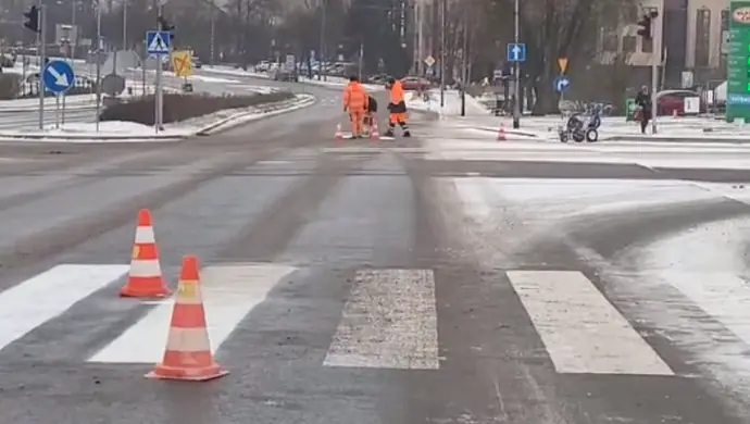 Malowali pasy na śniegu